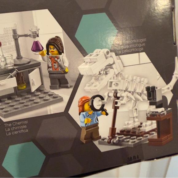 NEW LEGO Research Institute 21110 Retired Set - Picture 4 of 5